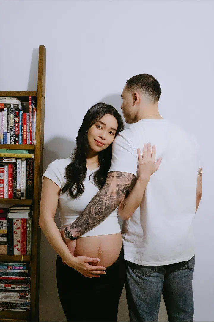 梁嘉靖（JJ Neo）分享，从确认怀孕那一刻起，时间彷佛慢了下来。身体一点一点地变化，心里的期待也越来越具体。