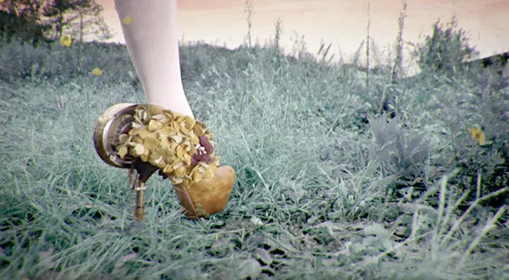 英籍日裔艺术家 Sputniko!作品《Nanohana Heels》 (Kate Vass Galerie)