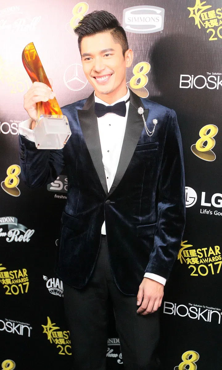 新传媒《红星大奖2017》颁奖典礼，黄俊雄获颁“超级红星”大奖，穿着Benjamin Barker西装