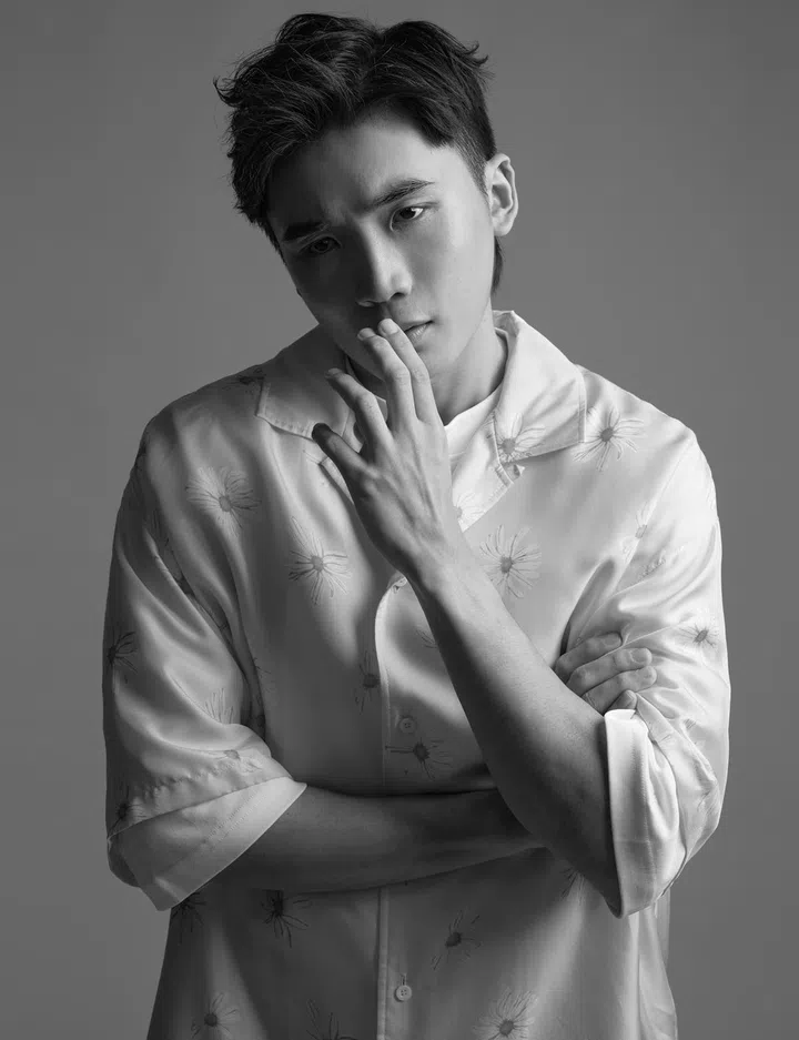 Moschino 衬衫 $1,590 与T-shirt $830。（图：《女友》拍摄）