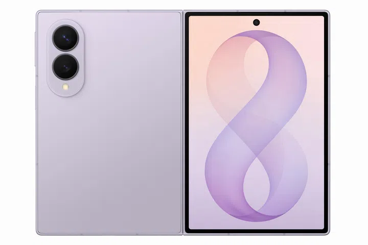 Samsung Galaxy Z Fold8 Lavender（薰衣草紫）产品展示图，同时展示手机背面与展开后的内屏。左侧为机身背面，采用雾面淡紫色设计，配备双镜头相机模组及LED闪光灯，整体外观简约俐落。右侧为完全展开后的大尺寸内屏，采用极窄边框设计，顶部中央设有前置镜头开孔，屏幕显示紫色与粉橘色渐层数字“8”主题桌布，突显沉浸式视觉效果。整张图片以纯白色背景呈现，清晰展示Galaxy Z Fold8的轻薄机身、折叠设计、双镜头配置及宽阔内屏显示效果。