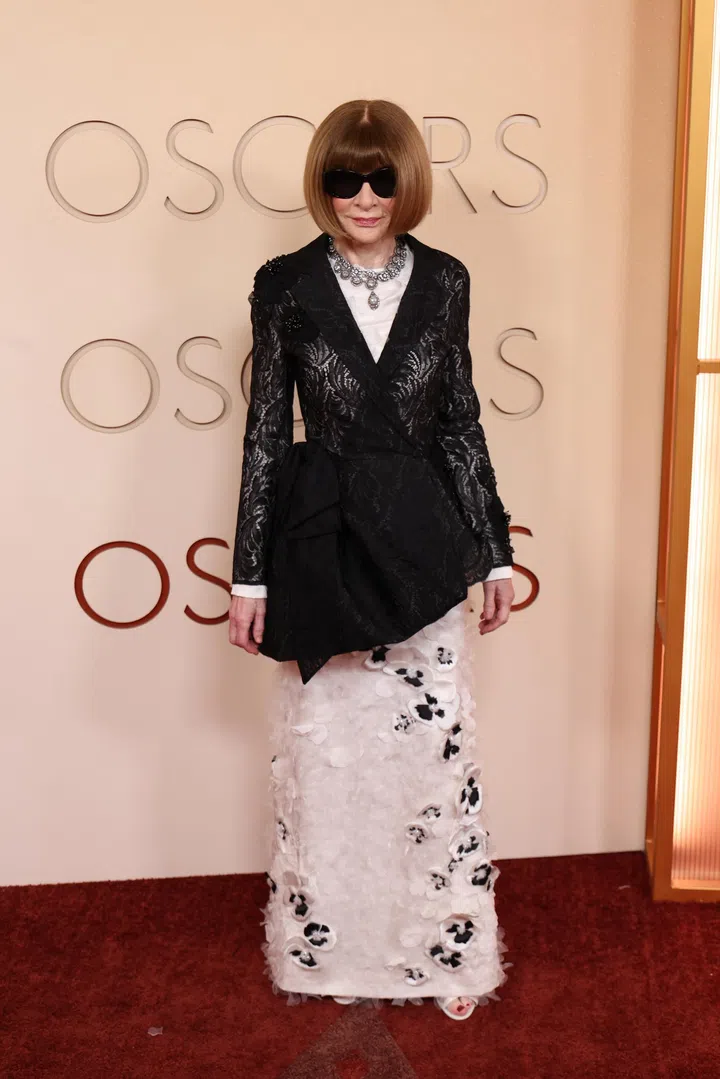 Anna Wintour出席奥斯卡穿着Dior花卉缀饰裙装及蕾丝夹克