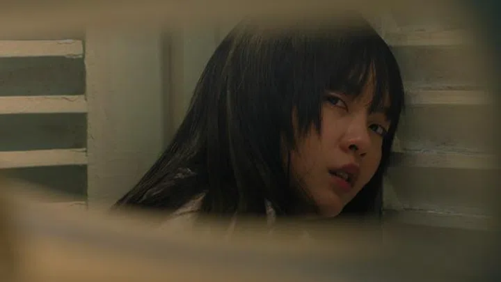 张安娜的情绪很沉重，Chantalle坦言，揣摩角色最大的困难是把自己放进一个很黑暗的世界里。（图：Mediacorp提供）