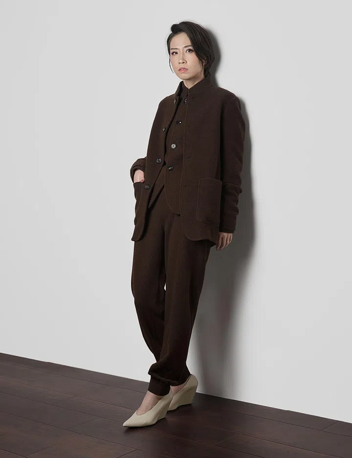 Loro Piana 内搭外套 POA，外搭外套 $4,250，长裤$3,500，坡跟鞋 $980（图：《女友》拍摄）