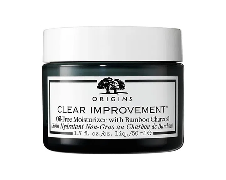 无油的保湿配方，可温和洁净和去角质，搭配竹炭精粹，更能够净化肌肤，保持肌肤干净柔滑。