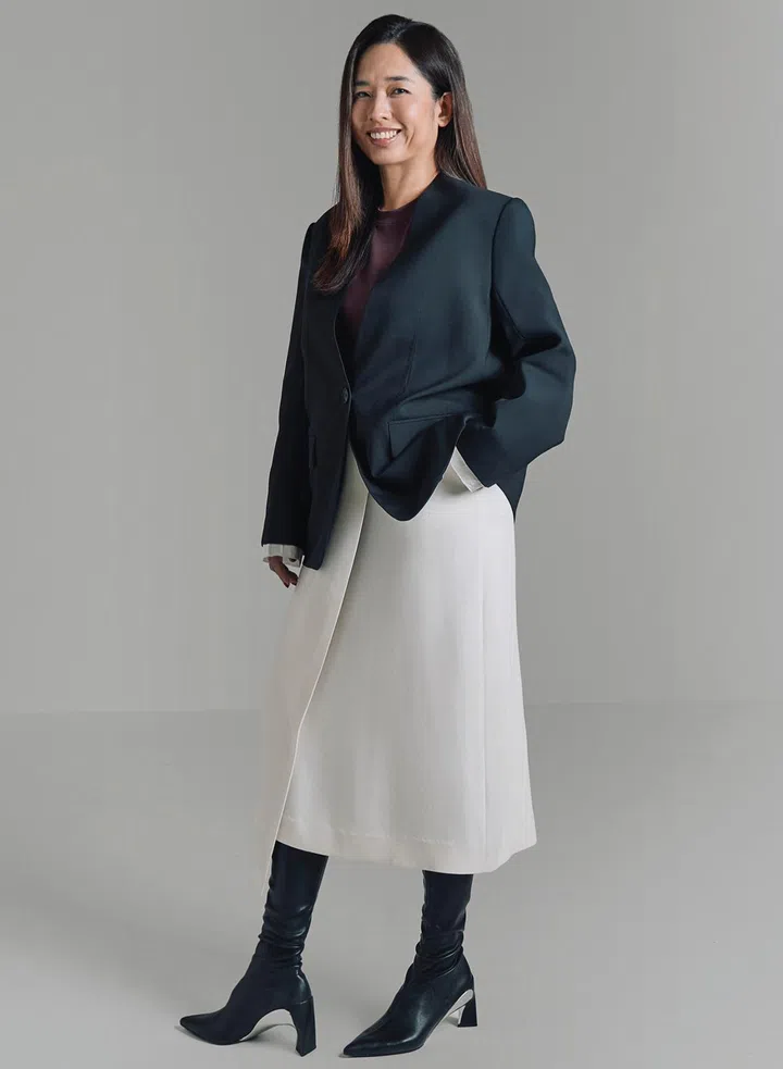 GRAYE 上衣 $65、外套$329、裙子$169 ，靴子（造型师专属)