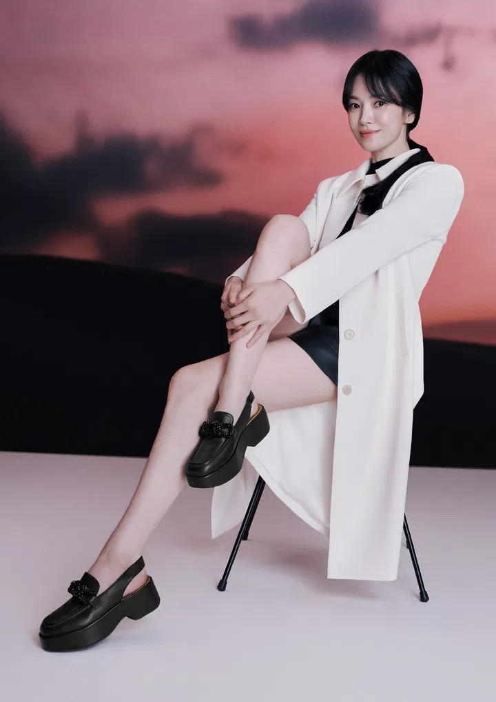 宋慧乔穿FitFlop F-Luma Beaded Chain Leather Slingback Loafers In Black露跟鞋