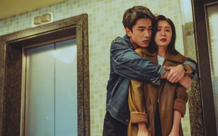  曾敬骅搭档贾静雯出演Netflix剧集《此时此刻》。