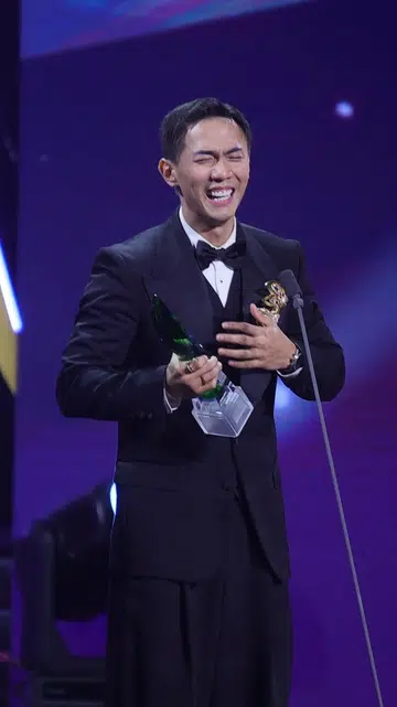 《红星大奖2026》蔡少芬为十大奖项的颁奖嘉宾，张奕恺手握奖座动情发言首次荣获，两人同场不同瞬间，一个从容一个感性，为这一晚增添温度与记忆点。