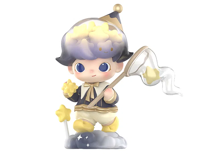 一款 POP MART Dimoo 系列玩偶模型。角色有着黑紫渐变色的头发，头顶透明帽罩里装满黄色星星，眼睛大而明亮。Dimoo 身穿深蓝与米白色相间的服饰，胸前系着蝴蝶结，脚上是黄色小鞋子。左手捧着一颗星星，右手持有一只透明捕捉网，网中同样装着一颗小星星。角色站在灰色云朵底座上，脚边点缀黄色星星装饰，整体造型充满奇幻与梦境感，展现 Dimoo 系列一贯的“童真与幻想”主题。POP MART Dimoo梦里梦外系列中的“捕星星的人”