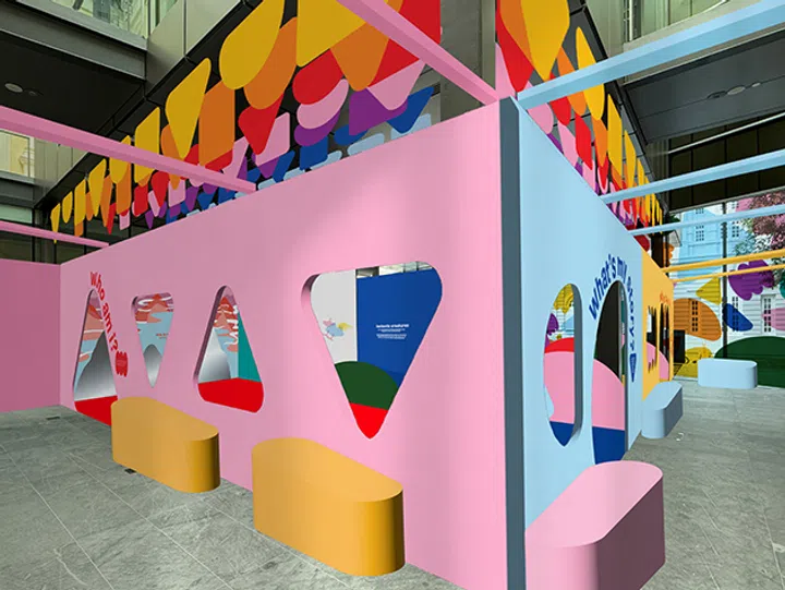 整个空间不仅色彩缤纷，还贴心设置了爬行软垫、安静角落、舒适座椅，适合不同年龄层的孩子探索休息。