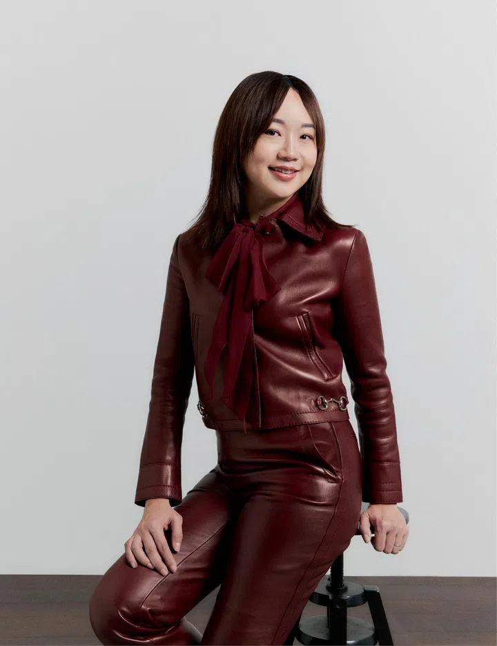 Gucci 衬衫$2,100，外套$8,200，长裤$7,850（图：《女友》拍摄）