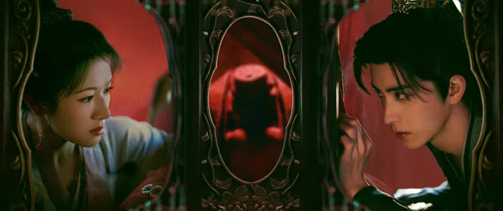 一名身着浅色古装的女子与身穿深色服饰的男子隔着雕花屏风相视，灯光昏红，氛围紧张又暧昧，呈现出《朝雪录》中悬疑与情感交织的氛围。