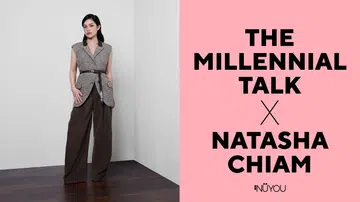 横式封面设计图，画面分为左右两部分。左侧为人物肖像：一名女性站在简约的白色墙角空间内，地面为深色木纹地板；她身穿灰棕色无袖西装背心外套，内搭浅色上衣，并系上深棕色皮带，下身搭配宽松棕色阔腿裤，整体造型利落时尚；人物神情沉稳自然，双手垂放在身侧，直视镜头。右侧为粉红色背景的文字排版区，以黑色粗体字写着“THE MILLENNIAL TALK × NATASHA CHIAM”，下方附有NUYOU杂志标志。整体风格简洁现代，带有时尚杂志访谈封面感。她创办Ice Cream & Cookie Co.，把本地口味带进国际超市.Ice Cream & Cookie Co.创办人 Natasha Chiam