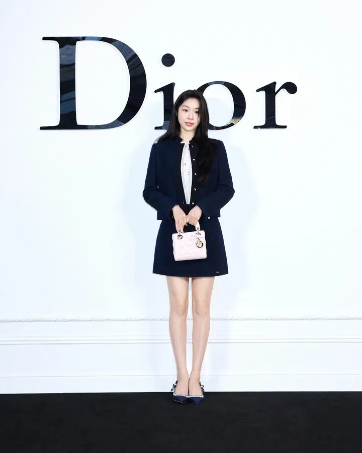 韩国花样滑冰传奇金妍儿（Yuna Kim）出席 Dior 在首尔举办的活动，身穿品牌造型亮相