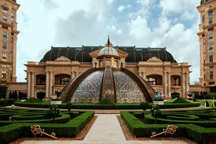 澳门上葡京综合度假村的绿茵胜境花园中央巨型圆顶建筑，融合欧式庭园设计与精致雕花玻璃穹顶，展现华丽又梦幻的视觉焦点。澳门3天2夜旅游攻略。