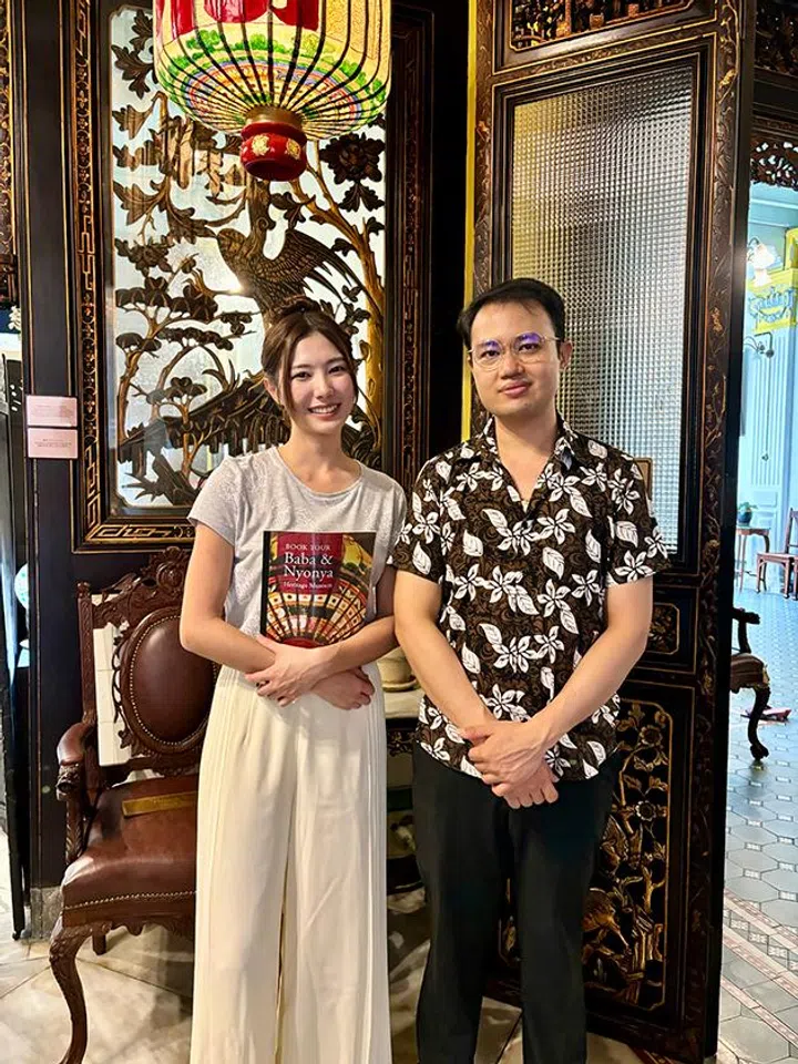 开拍前，Ferlyn先到访马六甲考察，还与当地的娘惹第五代后裔李润添交流。