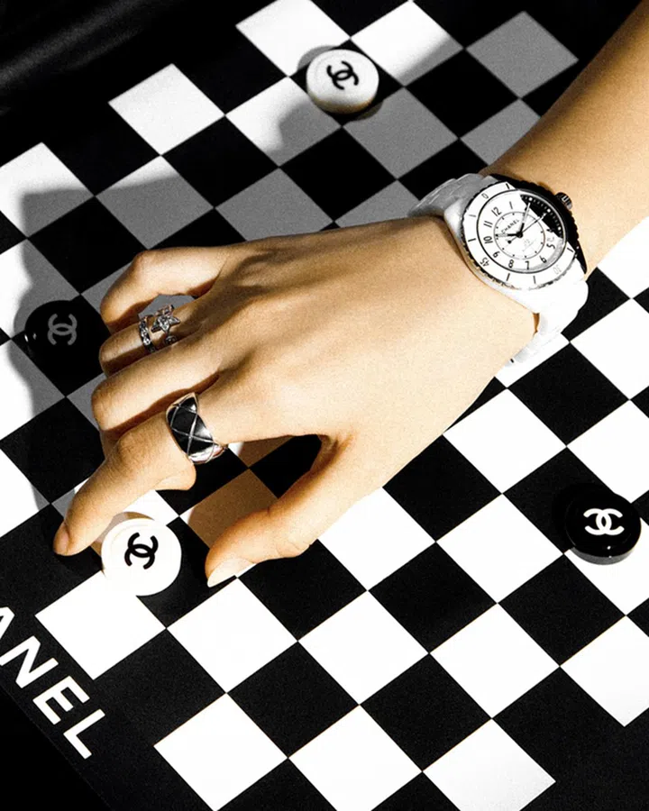 Chanel J12 Paradoxe搭载Caliber 12.1自动上链机械机芯、38mm精密陶瓷及精钢表壳、精密陶瓷表链腕表 $12,950；Comète镶钻白金戒指 $10,600；Coco Crush迷你型镶钻白金戒指 $5,300、大型白金戒指 $5,350