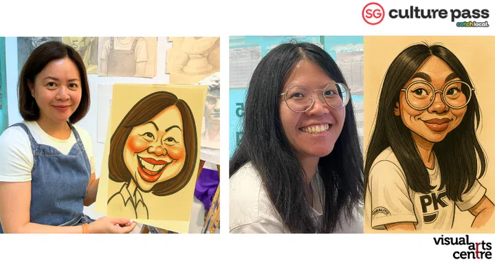 两位参与者在Visual Arts Centre的Caricature漫画人像绘画工作坊中展示作品，一位女性拿着自己被夸张描绘的彩色人像漫画，另一位女性微笑坐着，旁边是她的漫画画像。哪里可以用SG Culture Pass？文化通行证活动推荐