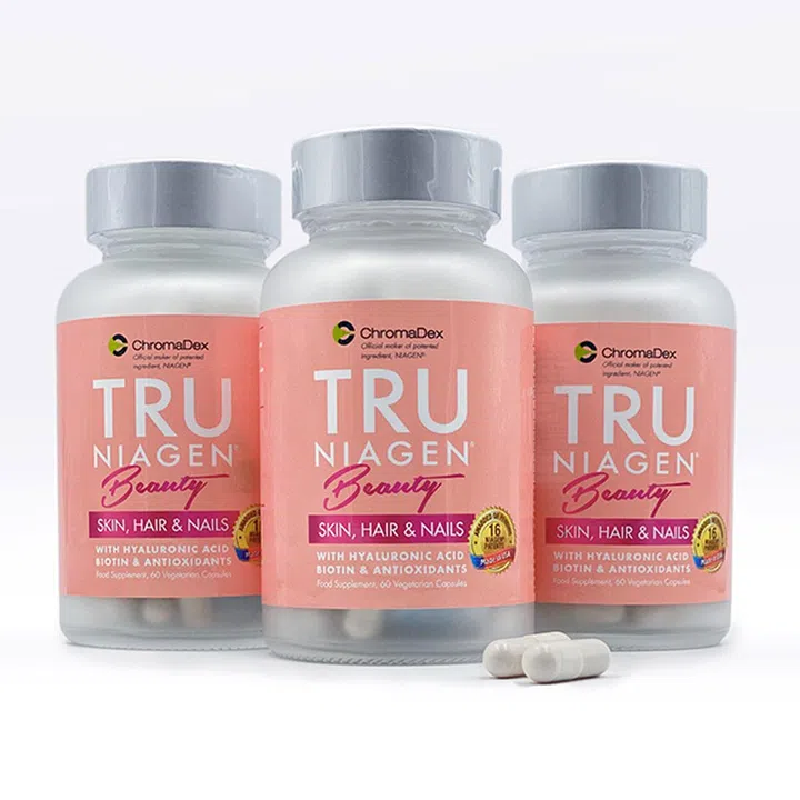 来自于美国的TRU NIAGEN® BEAUTY，当中的明星成分Niagen®（已获得专利的烟酰胺核苷）能够有效刺激细胞修复，再加上透明质酸、生物素、葡萄籽提取物、维生素E和胶原蛋白等成分，可有效促进肌肤、头发和指甲的健康。