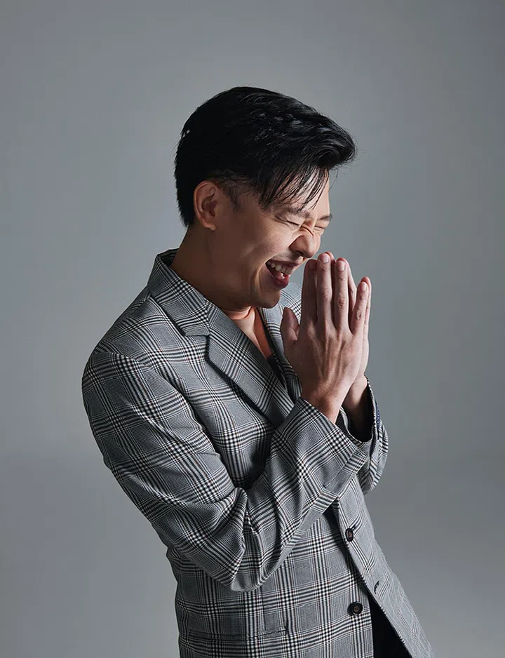 Pornsak直言，能够有今日的成就，他是一个幸运的人。COACH T-shirt $215 、马甲外套 (POA)及西装外套$795。（图：《女友》拍摄）