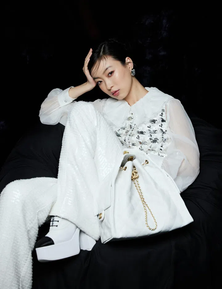 服饰：CHANEL blouse $5,710, vest $44,740, trousers $8,410, earrings $1,280, heels $4,800,  Chanel 25 medium bag $9,500图：《女友》拍摄