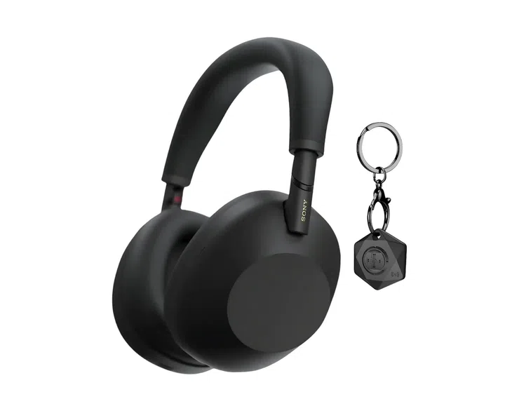 黑色Sony WH-1000XM6无线头戴式降噪耳机，旁边配有一个黑色六边形设计的钥匙扣挂件。