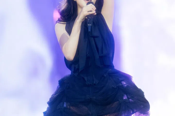 Jisoo Deadline world tour Dior looks