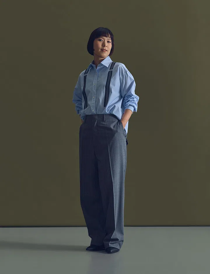 Moschino 上衣 $1,130，长裤 $1,390 Charles & Keith 靴子 $129 （图：《女友》拍摄）