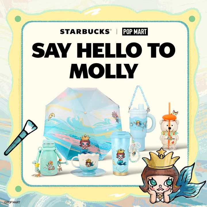Starbucks x POP MART MOLLY联名系列宣传图，以浅黄色、薄荷绿与天蓝色为主调。画面上方印有Starbucks与POP MART品牌标志，以及醒目的“SAY HELLO TO MOLLY”字样。中央展示多款MOLLY主题联名商品，包括浅蓝色折叠伞、水瓶、马克杯、不锈钢随行杯及带有珠链装饰的杯具，设计以MOLLY的海妖造型为主要元素，并加入皇冠、星星、贝壳等梦幻图案。右侧还有一款Starbucks Bearista透明冷饮杯，Bearista头戴橙色杯盖并搭配吸管。画面右下角放大呈现戴皇冠、拥有蓝色鱼尾的MOLLY海妖插画，整体风格清新活泼，突出联名系列的夏日感与收藏趣味。