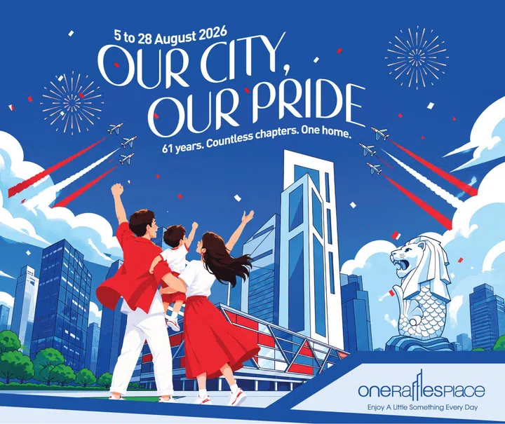 One Raffles Place国庆主题活动“Our City, Our Pride”宣传海报，以蓝天为背景，描绘新加坡城市天际线及One Raffles Place大楼。前景可见一家三口身穿红白配色服装，挥手欣赏国庆飞行表演，天空中有战斗机划出红白色彩烟，并点缀烟花和红白纸屑，右侧则可见鱼尾狮雕像。海报中央写有“Our City, Our Pride”及“61 years. Countless chapters. One home.”字样，并标示活动日期为2026年8月5日至28日，整体洋溢浓厚的新加坡国庆庆典氛围。