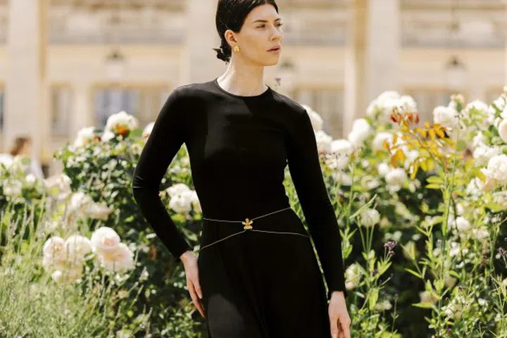 模特佩戴RISIS Oncidium身体链（图：RISIS提供）