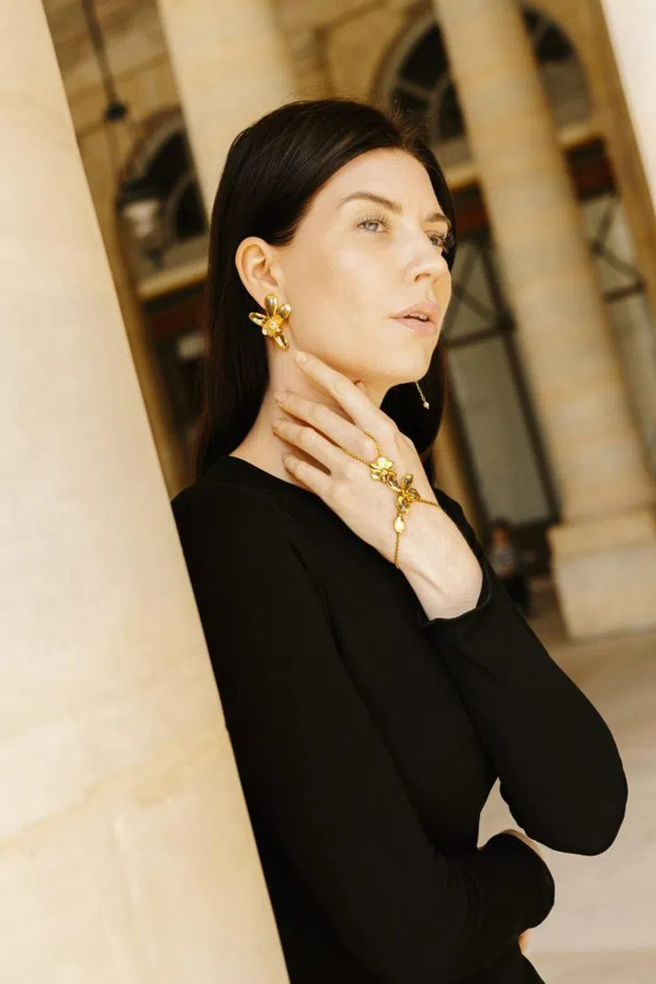 模特佩戴RISIS Re-bloom耳坠及手链（图：RISIS提供）