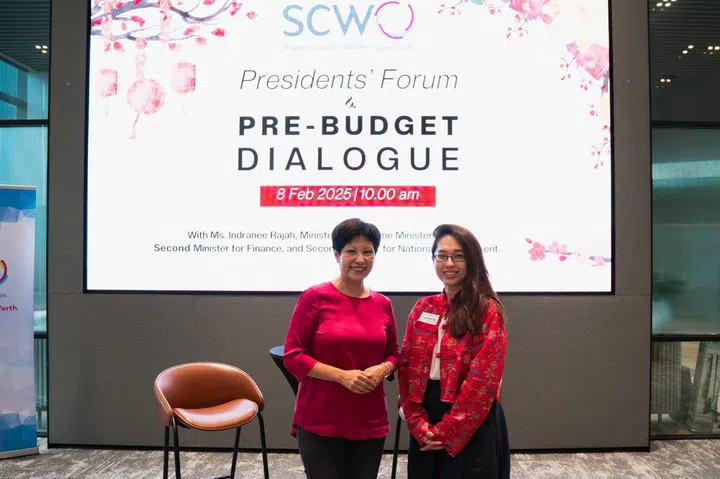 Dr Seow上任后马不停蹄代表SCWO出席各种活动。图为她参与预算案对话会，与总理公署部长英兰妮合照。（图：受访者提供）