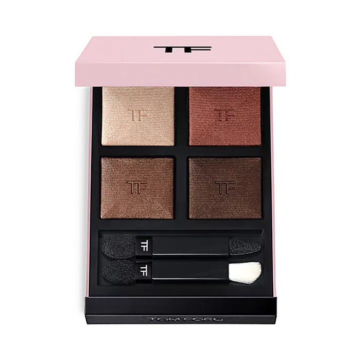 以经典香氛Rose Prick为灵感的Rose Prick Eye Color Quad in Body Heat眼影盘，外盒是浪漫的粉紫色，打开来是四种暖色调的眼影，不论是来临的农历年或情人节，换上精致的眼妆出门去，说不定能为你带来好运气哦！