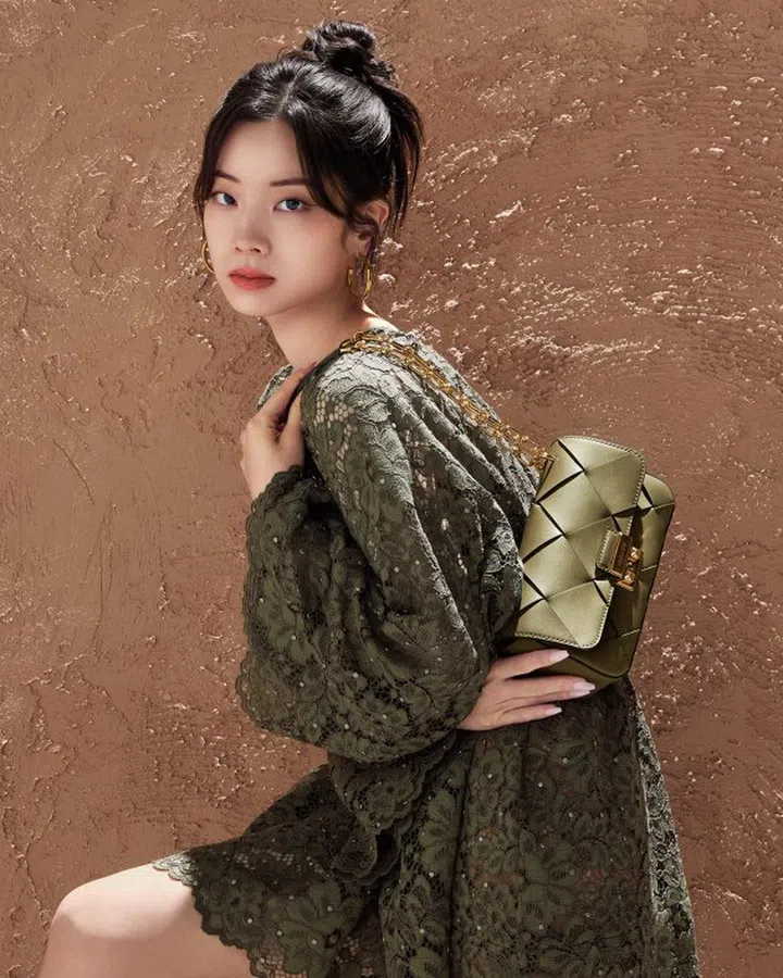 MICHAEL KORS全球品牌大使、TWICE成员多贤（Dahyun）携带MICHAEL MICHAEL KORS Tribeca肩袋 $750（图 Michael Kors）