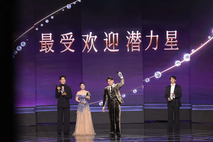 《红星大奖2026》最受欢迎潜力星奖项颁发现场，四位得奖艺人站在舞台中央手持奖座合影，背景屏幕显示“最受欢迎潜力星”，象征新生代演员人气与实力获得观众肯定的高光时刻。《红星大奖2026》最受欢迎潜力星得主为（左起）邓伟德、郑六月与张哲通；颁奖嘉宾为台湾男星刘以豪。