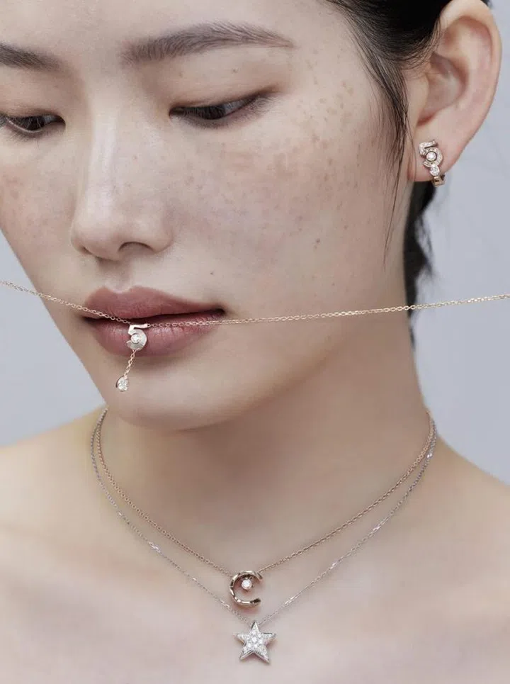 (From top) CHANEL Eternal N°5镶钻18K米金耳坠、Extrait de N°5镶钻18K米金项链、Coco Crush镶钻18K米金项链、Comète Géode镶钻18K白金项链