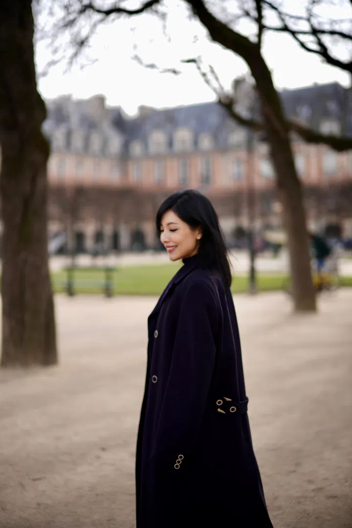 欧菁仙在巴黎孚日广场上拍的街景照