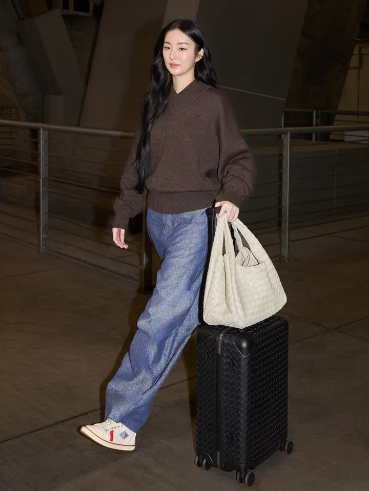 Kanyawee Songmuang (Thanaerng) 携带Bottega Veneta Campana手袋