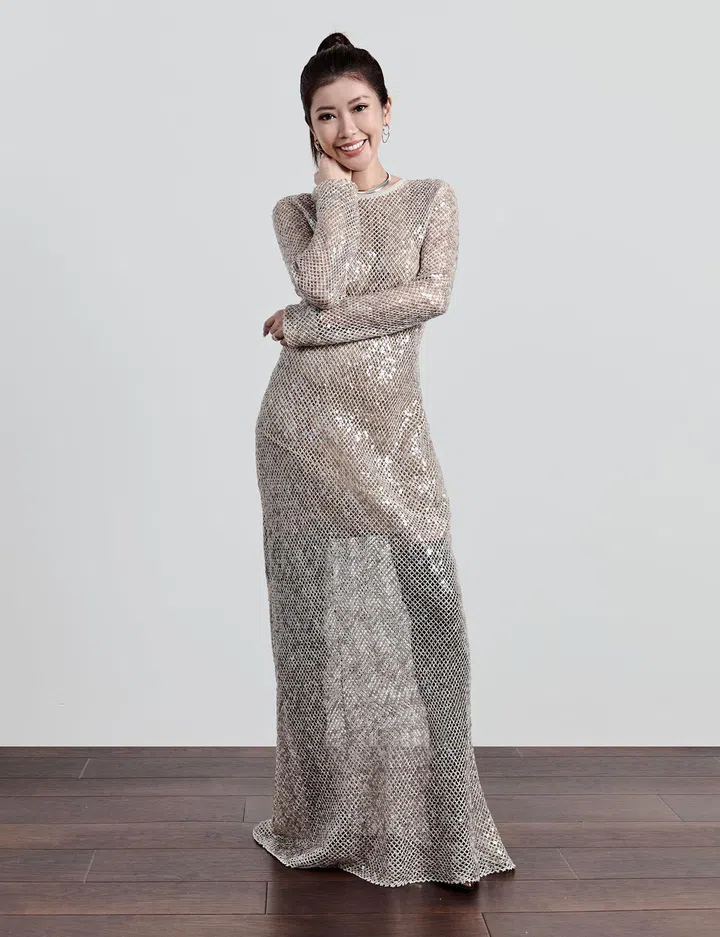 Brunello Cucinelli 连身裙$15,390; 造型师专属耳环、项链以及长靴（图：《女友》拍摄）