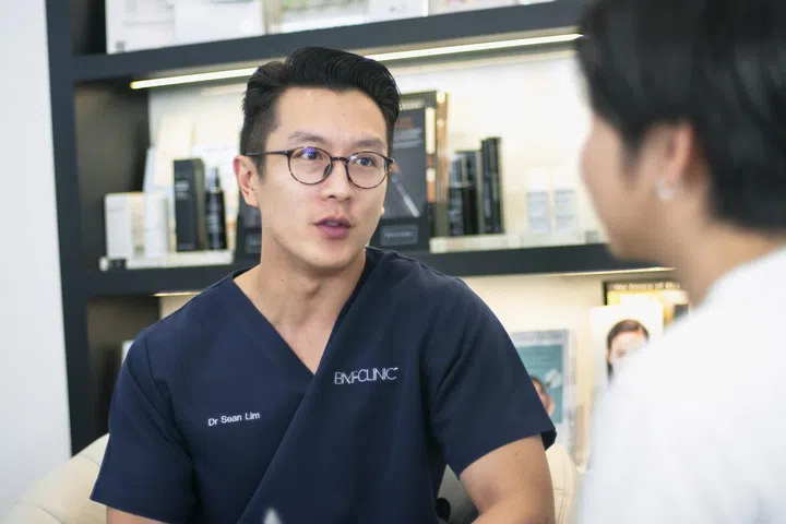 BMF Clinic 的Dr Sean Lim解释，不同波长的激光针对不同肌肤问题，比如色素沉着和痘疤。