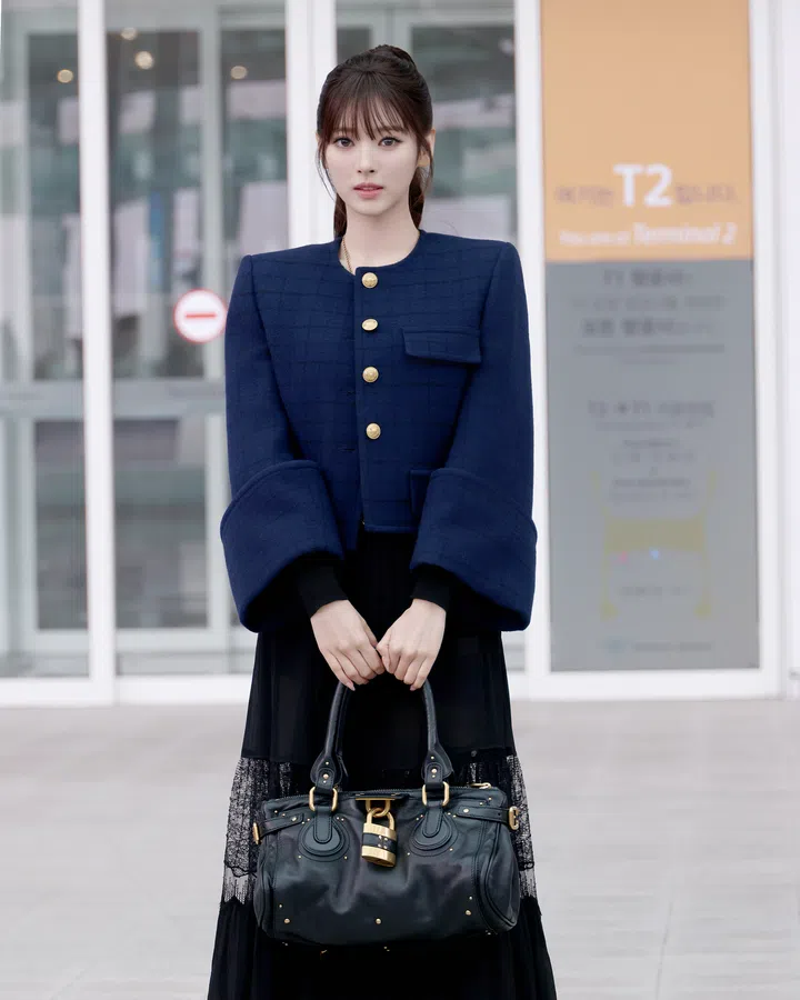 MEOVV成员Anna携带Chloé Paddington手袋