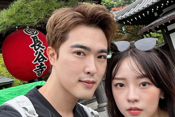 李腾与太太Gina在旅行时，也会到访当地的庙宇祈福。