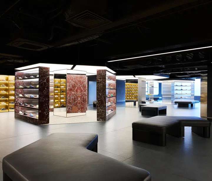 Onitsuka Tiger三楼空间充满宁静与精致感，设计灵感源自日式室内空间的静谧优雅。