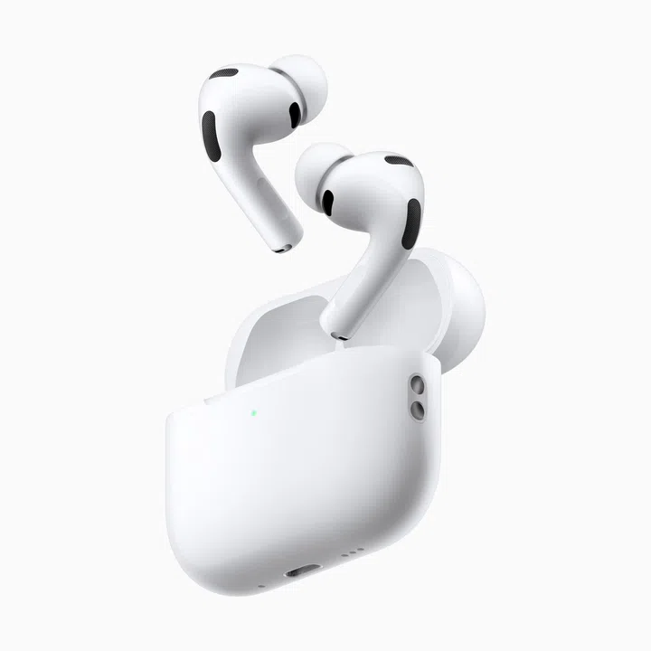 Apple AirPods Pro 3 无线耳机产品照，白色耳机从充电盒中悬浮展示，延续 Apple 标志性的简约设计风格。耳机采用入耳式设计，并具备主动降噪、通透模式与空间音讯等功能，适合日常通勤、运动或独处放松时使用。整体外型轻巧时尚，同时兼顾舒适佩戴体验与音质表现，非常适合作为母亲节送给妈妈的实用科技礼物。母亲节礼物推荐2026：从实用家居到时尚科技，这些礼物妈妈真的超爱！