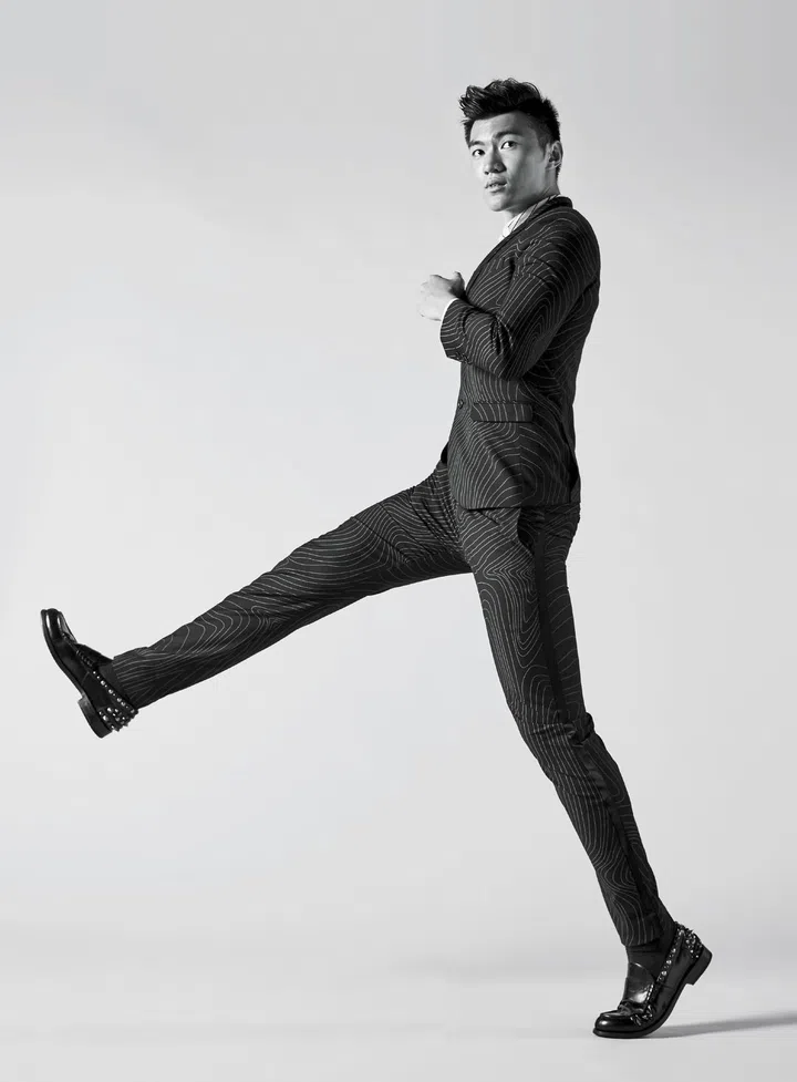 Q: 如果能成为一种动物，那会是？A: 狮子。因它是自信的象征，而且很会保护群体。我生长于单亲家庭，家里有母亲和妹妹，养成我要照顾人、有责任感的性格。