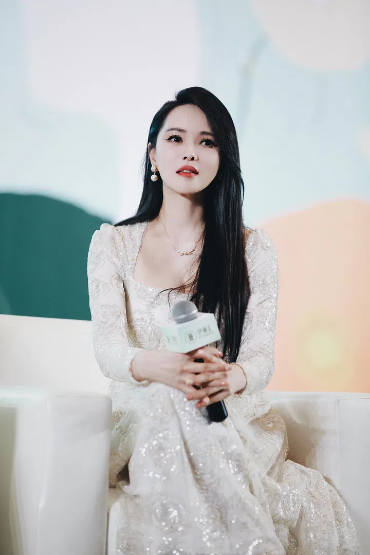 58岁的伊能静看上去跟她30初时根本毫无差别！