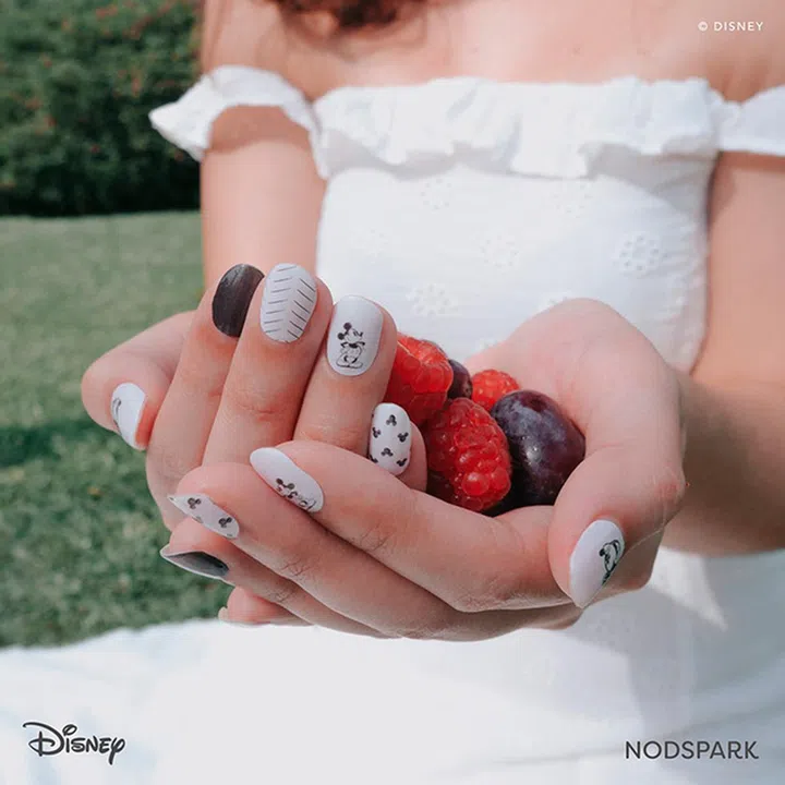 本地甲贴品牌Nodspark近来推出一系列迪士尼甲贴设计，不论是简单的黑白设计，或是色彩缤纷的迪士尼人物图样，全都可爱得叫人好想通通收藏起来。值得一提的是，它还有儿童甲贴哦，妈妈们还可以和小孩一起贴上“母女款”甲贴，想想就觉得很可爱呢！