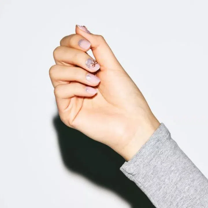 Ohora Twinkle Bell Manicure Semi-cured Gel Nail Strips美甲贴。